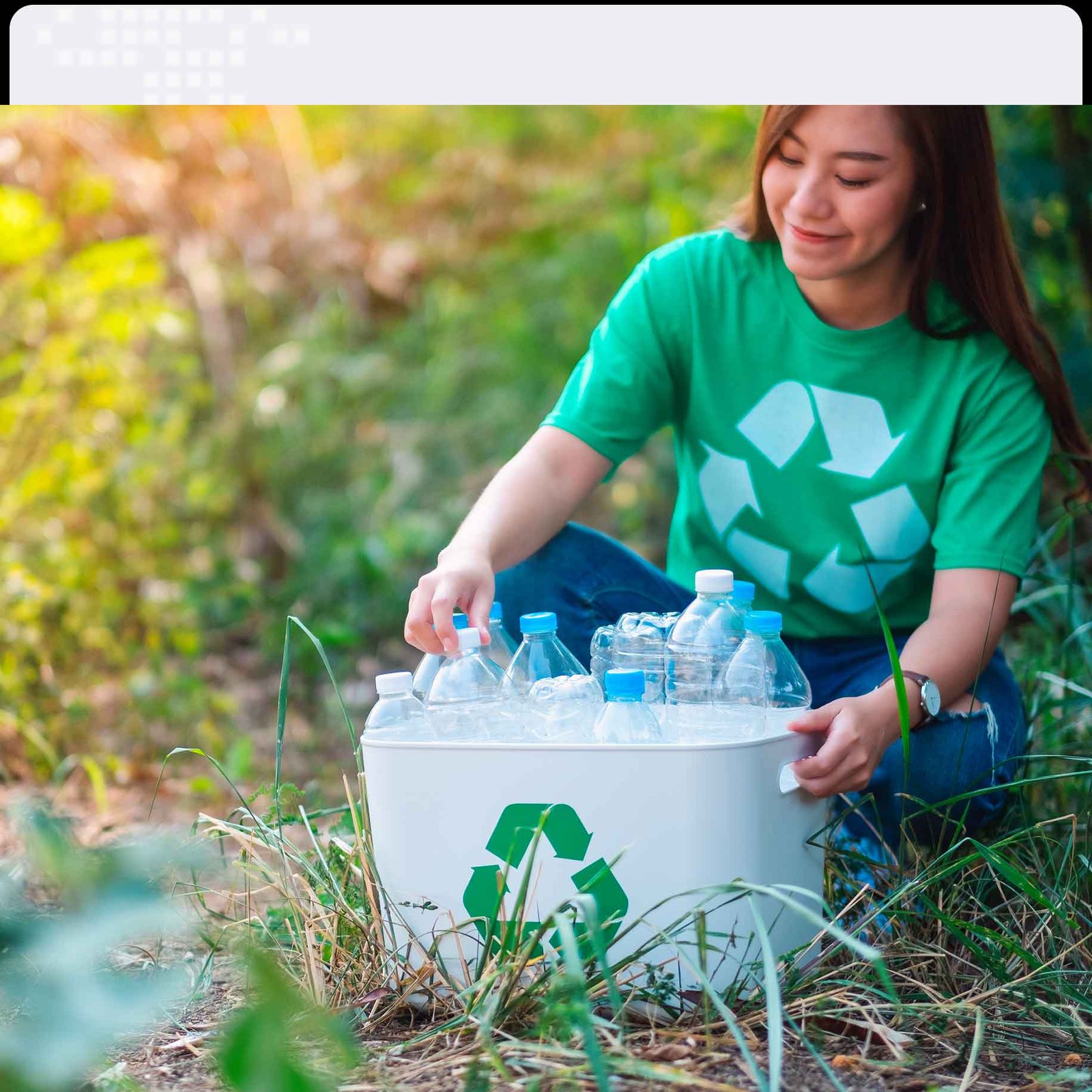 Voluntarios participando en una jornada ambiental y de reforestación